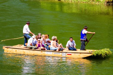 DUNAJEC RIVER, POLAND - 29 Mayıs 2016: Polonya 'nın güneyindeki Dunajec nehrinde turist salı. Slovakya sınırı yakınlarındaki rafting çok popüler bir turizm merkezi..