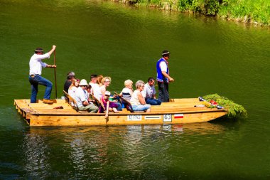 DUNAJEC RIVER, POLAND - 29 Mayıs 2016: Polonya 'nın güneyindeki Dunajec nehrinde turist salı. Slovakya sınırı yakınlarındaki rafting çok popüler bir turizm merkezi..