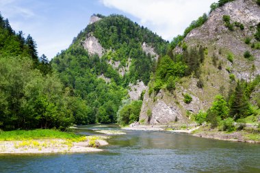 Pieniny Ulusal Parkı, Polonya 'daki Dunajec nehri. Dunajec tekne raftingi için popüler bir turistik yerdir.