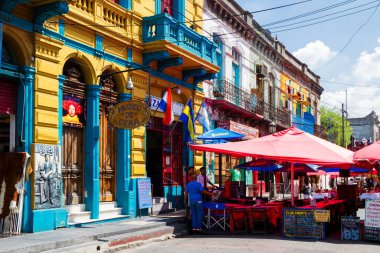 BUENOS AIRES - 24 Kasım 2011 'de Buenos Aires' te La Boca Mahallesi 'nde renkli bir bölge. Sokak büyük bir turistik ilgi odağı ve bölge renkli binalarla dolu.