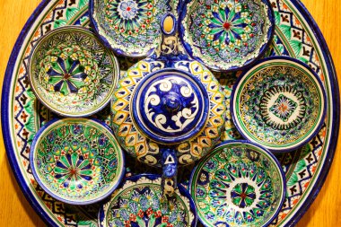 Özbekistan, Orta Asya 'da geleneksel Özbek Tabakları ve yemekleri. İpek Yolu kırsalında. Geleneksel Özbekistan süslemeli tabaklar. Buhara, Khiva, Semerkant gibi turistik yerlerde yaygın olarak satılıyor.