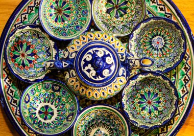Özbekistan, Orta Asya 'da geleneksel Özbek Tabakları ve yemekleri. İpek Yolu kırsalında. Geleneksel Özbekistan süslemeli tabaklar. Buhara, Khiva, Semerkant gibi turistik yerlerde yaygın olarak satılıyor.