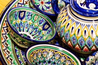Özbekistan, Orta Asya 'da geleneksel Özbek Tabakları ve yemekleri. İpek Yolu kırsalında. Geleneksel Özbekistan süslemeli tabaklar. Buhara, Khiva, Semerkant gibi turistik yerlerde yaygın olarak satılıyor.