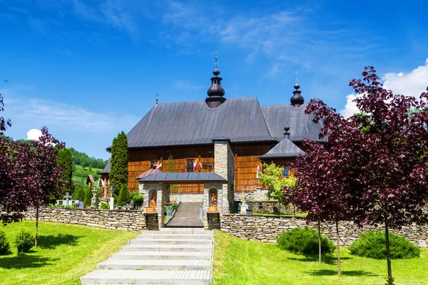 폴란드 스키에 비에르초 마을의 아름다운 카톨릭 — 스톡 사진