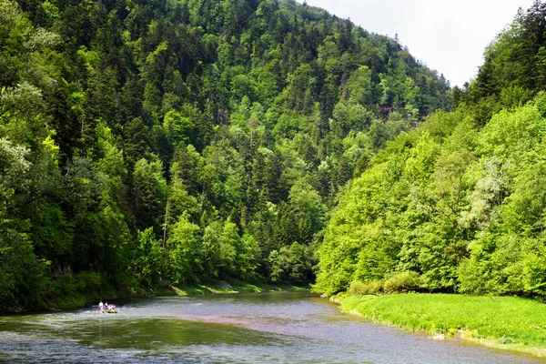 Turistas Balsa Río Dunajec Sur Polonia Rafting Cerca Frontera Eslovaca — Foto de Stock