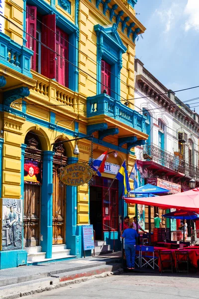 BUENOS AIRES - 24 Kasım 2011 'de Buenos Aires' te La Boca Mahallesi 'nde renkli bir bölge. Sokak büyük bir turistik ilgi odağı ve bölge renkli binalarla dolu.