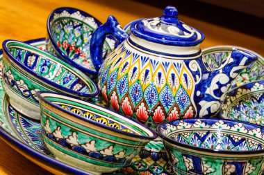 Özbekistan, Orta Asya 'da geleneksel Özbek Tabakları ve yemekleri. İpek Yolu kırsalında. Geleneksel Özbekistan süslemeli tabaklar. Buhara, Khiva, Semerkant gibi turistik yerlerde yaygın olarak satılıyor.