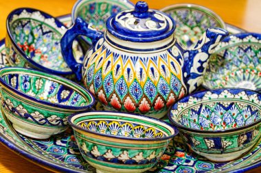 Özbekistan, Orta Asya 'da geleneksel Özbek Tabakları ve yemekleri. İpek Yolu kırsalında. Geleneksel Özbekistan süslemeli tabaklar. Buhara, Khiva, Semerkant gibi turistik yerlerde yaygın olarak satılıyor.