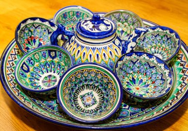 Özbekistan, Orta Asya 'da geleneksel Özbek Tabakları ve yemekleri. İpek Yolu kırsalında. Geleneksel Özbekistan süslemeli tabaklar. Buhara, Khiva, Semerkant gibi turistik yerlerde yaygın olarak satılıyor.