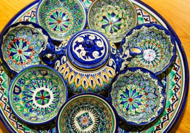 Özbekistan, Orta Asya 'da geleneksel Özbek Tabakları ve yemekleri. İpek Yolu kırsalında. Geleneksel Özbekistan süslemeli tabaklar. Buhara, Khiva, Semerkant gibi turistik yerlerde yaygın olarak satılıyor.