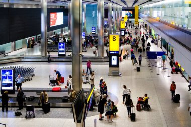 HEATHROW, İngiltere - 11 Ağustos 2016: Londra Heathrow Havaalanı bagaj teslim yerinin içi. Heathrow Uluslararası Havalimanı, İngiltere 'nin başkenti Londra' nın uluslararası havaalanıdır..