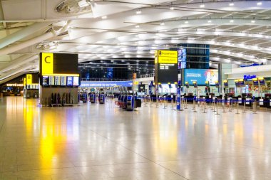 HEATHROW, İngiltere - 11 Ağustos 2016 'da Londra Heathrow Havalimanı' nın check-in salonu. Geceleri Terminal 5 'in içi.