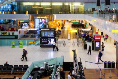 11 Eylül 2016 'da Londra, İngiltere' de Heathrow Havaalanı 'nda bekleme odasındaki insanlar. Heathrow dünyanın en büyük havaalanlarından biridir..