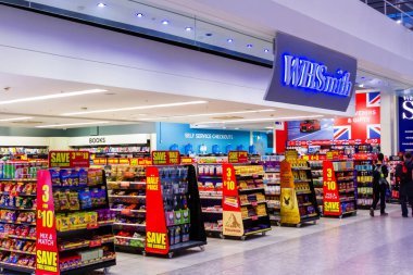 HEATHROW, İngiltere - 11 Eylül 2016 'da Londra, İngiltere' de Duty Free mağazası. Vergisiz mağazalar, belirli yerel veya ulusal vergi ve vergilerin ödenmesinden muaf olan perakende satış mağazalarıdır.