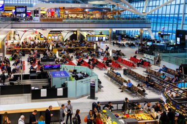 11 Eylül 2016 'da Londra, İngiltere' de Heathrow Havaalanı 'ndaki bekleme salonunda bekleyenler. Heathrow dünyanın en büyük havaalanlarından biridir..