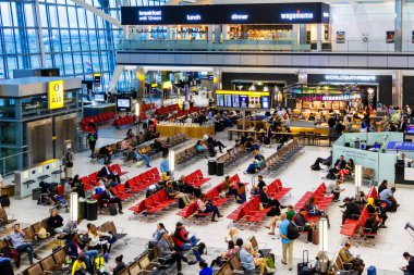 11 Eylül 2016 'da Londra, İngiltere' de Heathrow Havaalanı 'ndaki bekleme salonunda bekleyenler. Heathrow dünyanın en büyük havaalanlarından biridir..