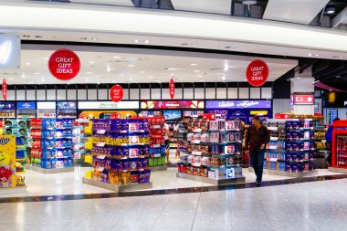 HEATHROW, İngiltere - 11 Eylül 2016 'da Londra, İngiltere' de Duty Free mağazası. Vergisiz mağazalar, belirli yerel veya ulusal vergi ve vergilerin ödenmesinden muaf olan perakende satış mağazalarıdır.