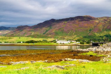 İngiltere 'de güneşli bir yaz gününde İskoçya' nın Skye Adası 'nın havadan görünüşü