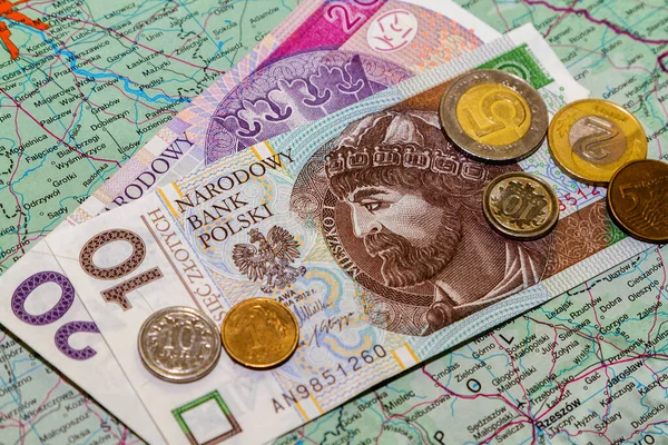 一套背景在地图上的波兰货币 钞票和硬币 波兰和华沙重点 — 图库照片