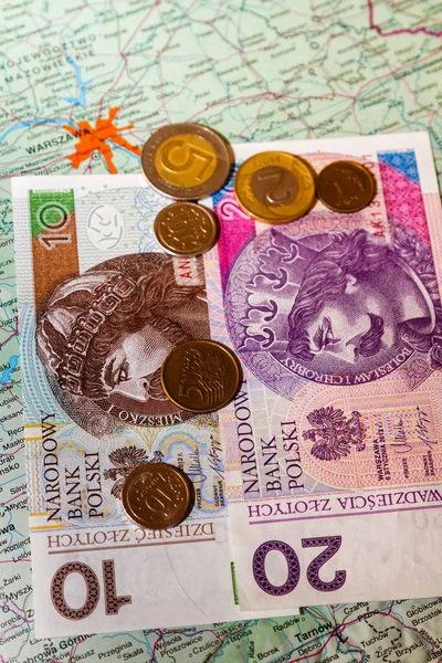 マップの背景にポーランドのお金 メモやコイン のセット ポーランドとワルシャワの焦点 — ストック写真