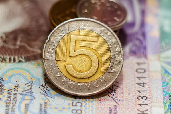 紙幣を背景にしたポーランド マネー 2ズレート硬貨 — ストック写真