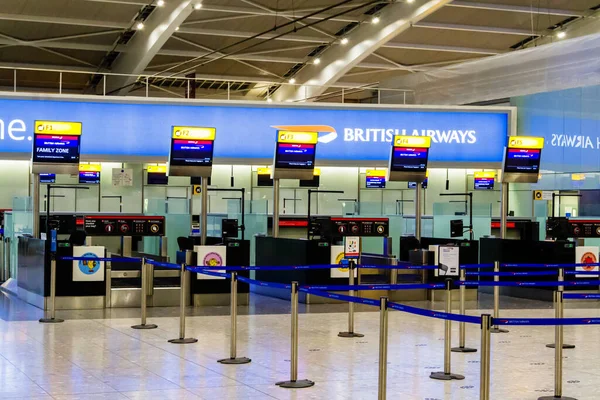 HEATHROW, İngiltere - 11 Ağustos 2016 'da Londra Heathrow Havalimanı' nın check-in salonu. Geceleri Terminal 5 'in içi.