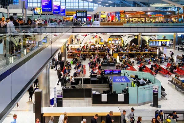 Londres Setembro Pessoas Sala Espera Aeroporto Heathrow Setembro 2016 Londres — Fotografia de Stock