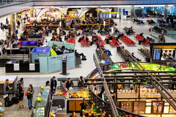 Londres Setembro Pessoas Sala Espera Aeroporto Heathrow Setembro 2016 Londres — Fotografia de Stock