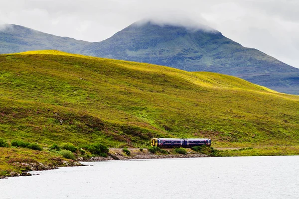 Trein Een Spoorweg Langs Het Meer Bij Scottish Glen Luchtfoto — Stockfoto