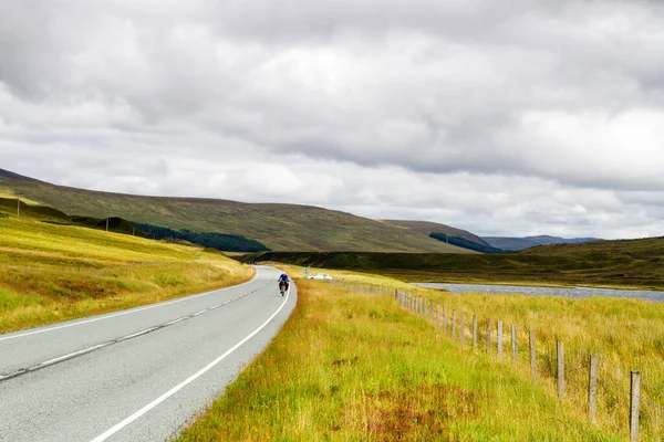 Solo Vrouwelijke Fietser Fietsen Door Schotse Bergen Met Haar Fiets — Stockfoto