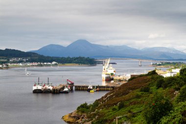 Anakaradan İskoçya 'daki Skye Adası' na giden Skye Köprüsü, Lochalsh, İngiltere 'den Kyle.