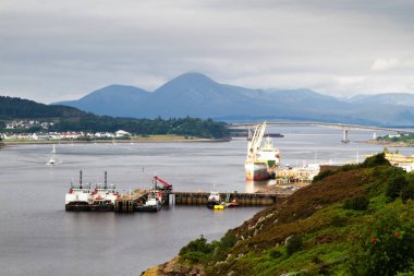 Anakaradan İskoçya 'daki Skye Adası' na giden Skye Köprüsü, Lochalsh, İngiltere 'den Kyle.