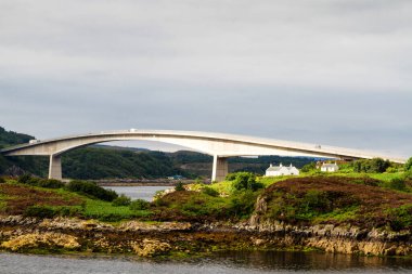 Anakaradan İskoçya 'daki Skye Adası' na giden Skye Köprüsü, Lochalsh, İngiltere 'den Kyle.