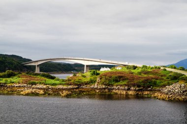 Anakaradan İskoçya 'daki Skye Adası' na giden Skye Köprüsü, Lochalsh, İngiltere 'den Kyle.