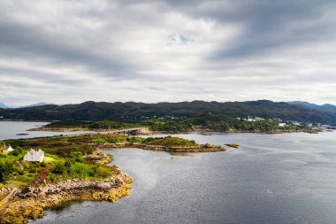 Anakaradan İskoçya 'daki Skye Adası' na giden Skye Köprüsü, Lochalsh, İngiltere 'den Kyle.