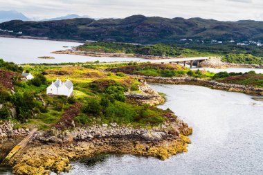 Anakaradan İskoçya 'daki Skye Adası' na giden Skye Köprüsü, Lochalsh, İngiltere 'den Kyle.