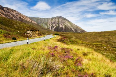 İskoçya, İngiltere 'deki Skye Adası Quiraing dağlarının panoramik manzarası
