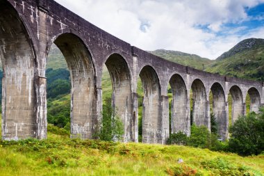 Glenfinnan viyadükü, yaz mevsiminde İskoçya 'nın batı kıyısında, Birleşik Krallık