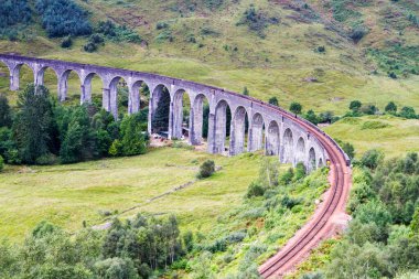 Glenfinnan viyadükü, yaz mevsiminde İskoçya 'nın batı kıyısında, Birleşik Krallık