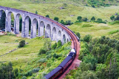İskoçya 'daki Glenfinnan Demiryolu Viyadük' ü Jakobit buharlı treni geçiyor. Birleşik Krallık
