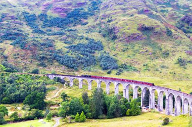 İskoçya 'daki Glenfinnan Demiryolu Viyadük' ü Jakobit buharlı treni geçiyor. Birleşik Krallık