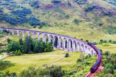 İskoçya 'daki Glenfinnan Demiryolu Viyadük' ü Jakobit buharlı treni geçiyor. Birleşik Krallık