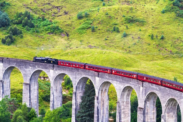 Glenfinnan Railway Viaduct Στη Σκωτία Τρένο Ατμού Jacobite Διέρχεται Πάνω — Φωτογραφία Αρχείου