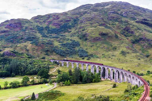 Glenfinnan Eisenbahnviadukt Schottland Mit Dem Vorbeifahrenden Jacobite Dampfzug Großbritannien — Stockfoto