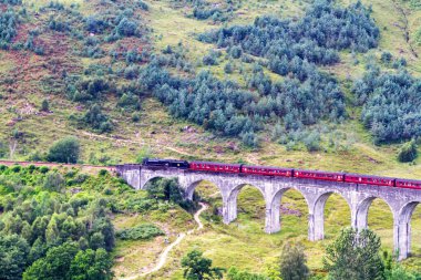 İskoçya 'daki Glenfinnan Demiryolu Viyadük' ü Jakobit buharlı treni geçiyor. Birleşik Krallık
