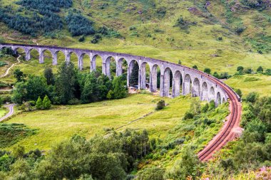 Glenfinnan viyadükü, yaz mevsiminde İskoçya 'nın batı kıyısında, Birleşik Krallık