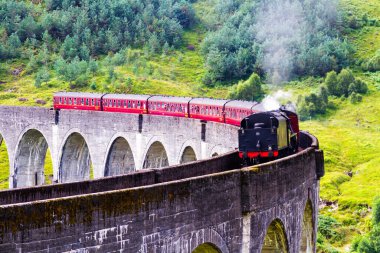 İskoçya 'daki Glenfinnan Demiryolu Viyadük' ü Jakobit buharlı treni geçiyor. Birleşik Krallık