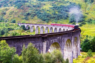 İskoçya 'daki Glenfinnan Demiryolu Viyadük' ü Jakobit buharlı treni geçiyor. Birleşik Krallık
