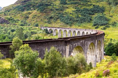 Glenfinnan viyadükü, yaz mevsiminde İskoçya 'nın batı kıyısında, Birleşik Krallık