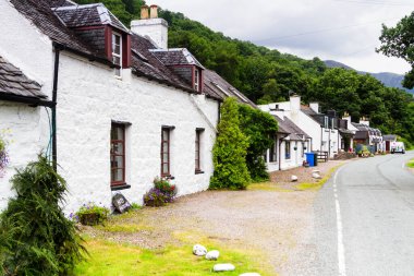 Hediyelik eşyalar ve diğer el yapımı eşyalar olan yerel el sanatları mağazası, Glen Coe köyü, İskoçya, Birleşik Krallık